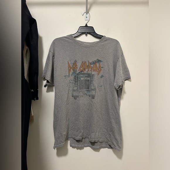 PacSun Tops - medium gray def leopard t shirt!